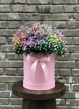 Цветочная композиция из Гипсофила и Розы в шляпной коробке в Мантурове Курской области