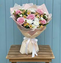 Букет цветов из:  Гвоздики, Орхидеи и Розы в Мантурове Курской области