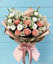 Букет цветов из:  Розы, Альстромерии и Лизиантусы в Мантурове Курской области