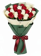 Букет Микс из красных и белых роз в Мантурове Курской области
