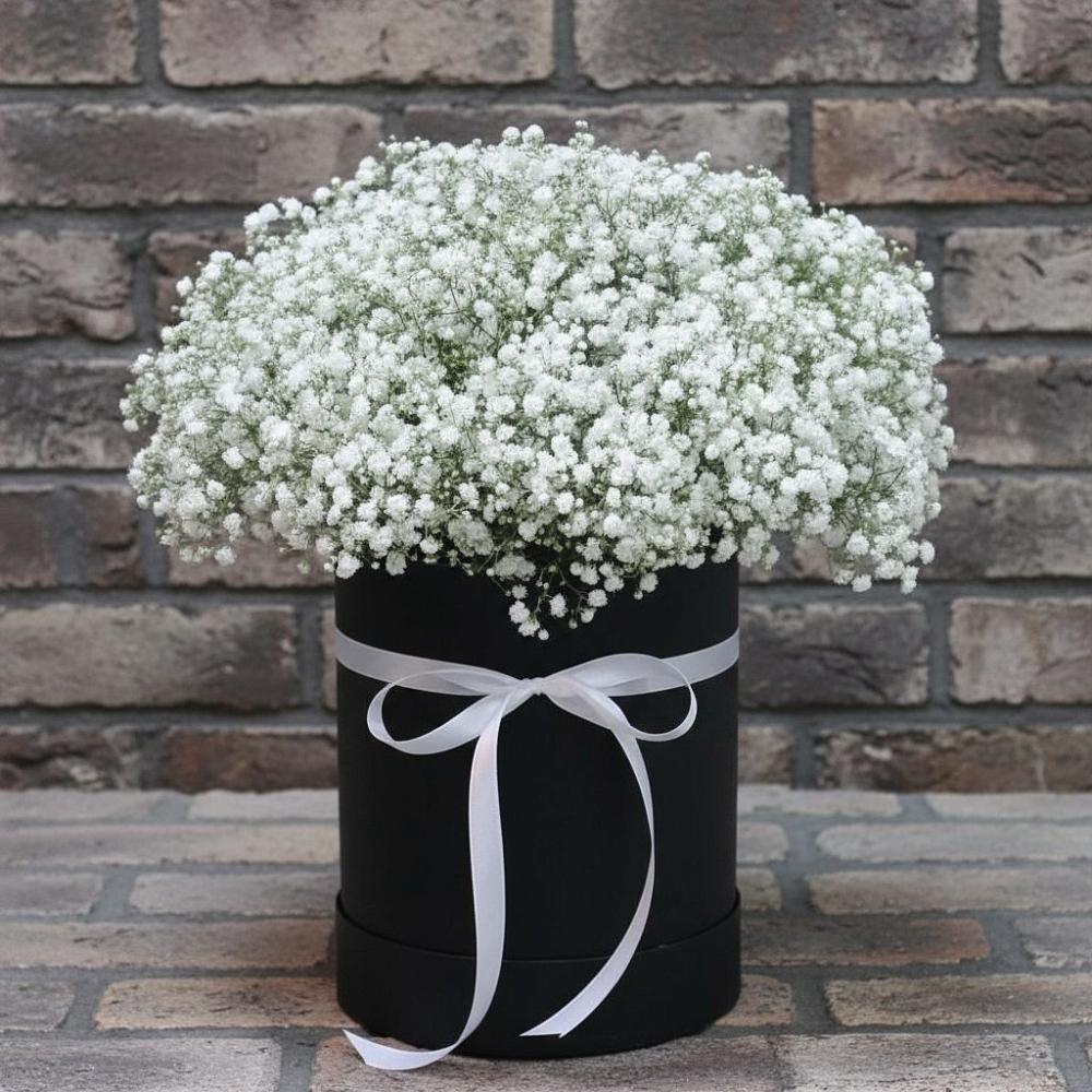 Цветочная композиция из Гипсофила в шляпной коробке в Мантурове Курской области