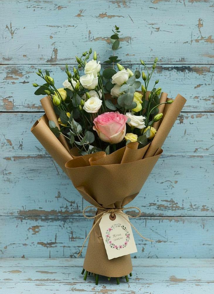 Букет цветов из: Розы и Лизиантусы в Мантурове Курской области