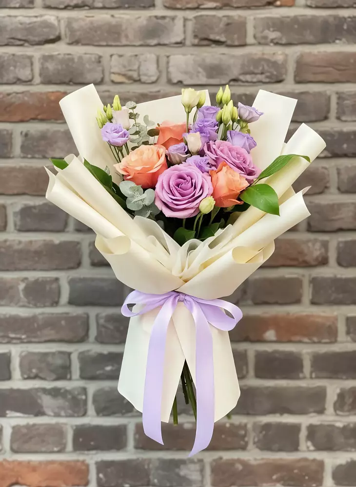 Букет цветов из: Лизиантусы и Розы в Мантурове Курской области