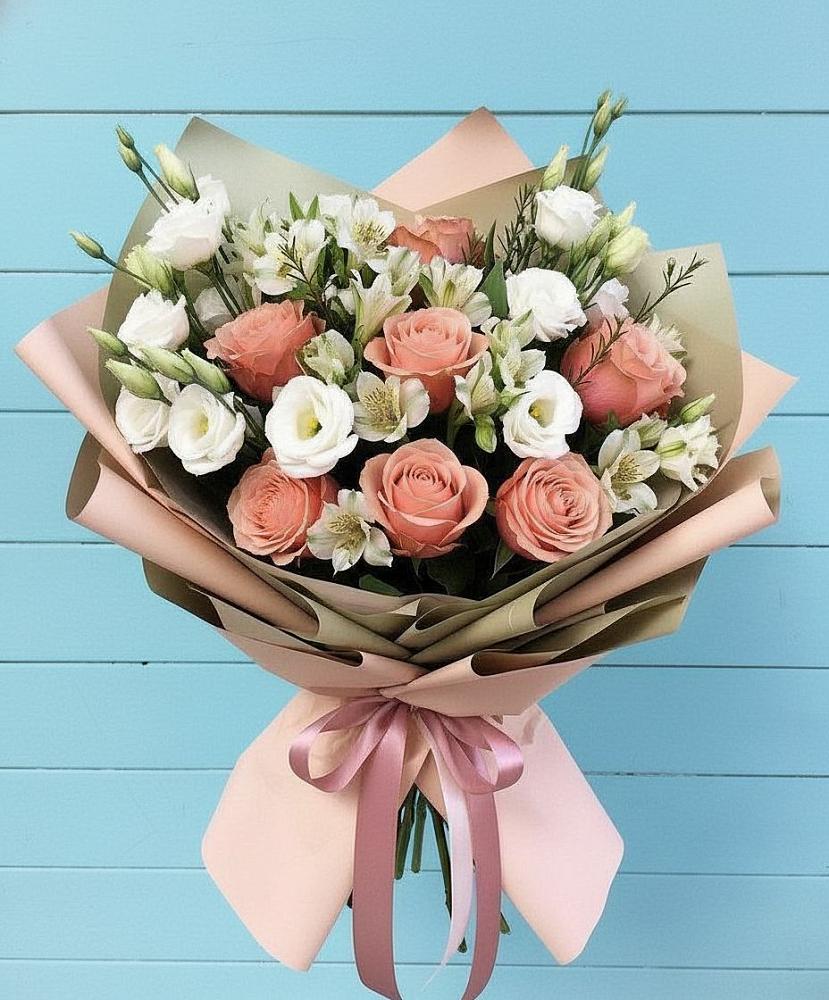 Букет цветов из: Розы, Альстромерии и Лизиантусы в Мантурове Курской области