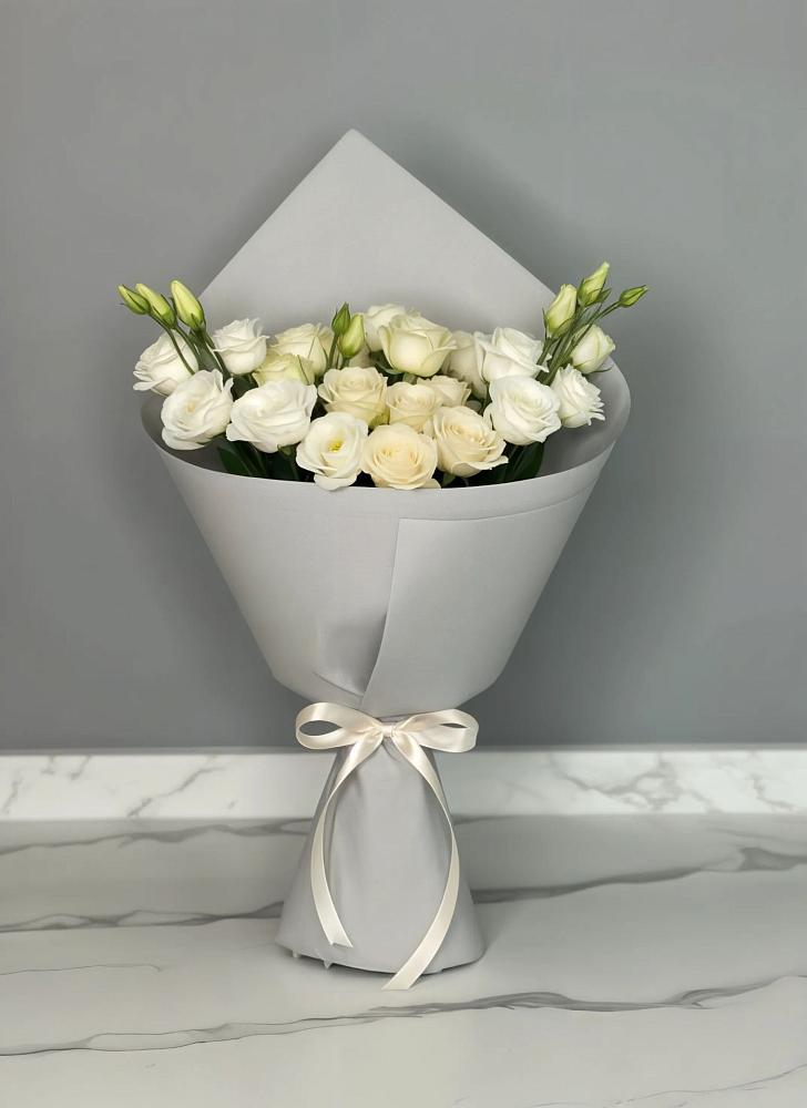 Букет цветов из: Розы и Лизиантусы в Мантурове Курской области