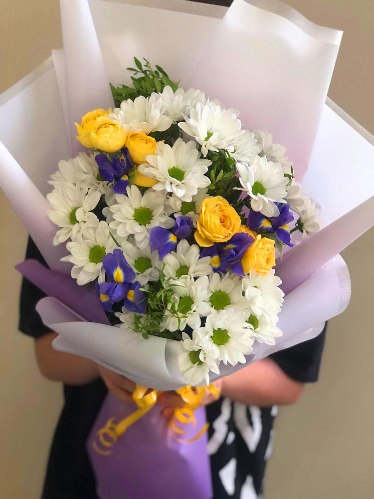 Букет цветов из: Ирисы, Хризантемы и Розы в Мантурове Курской области