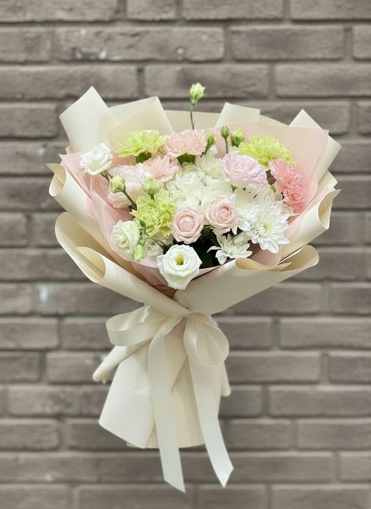 Букет цветов из: Гвоздики, Розы, Лизиантусы и Хризантемы в Мантурове Курской области