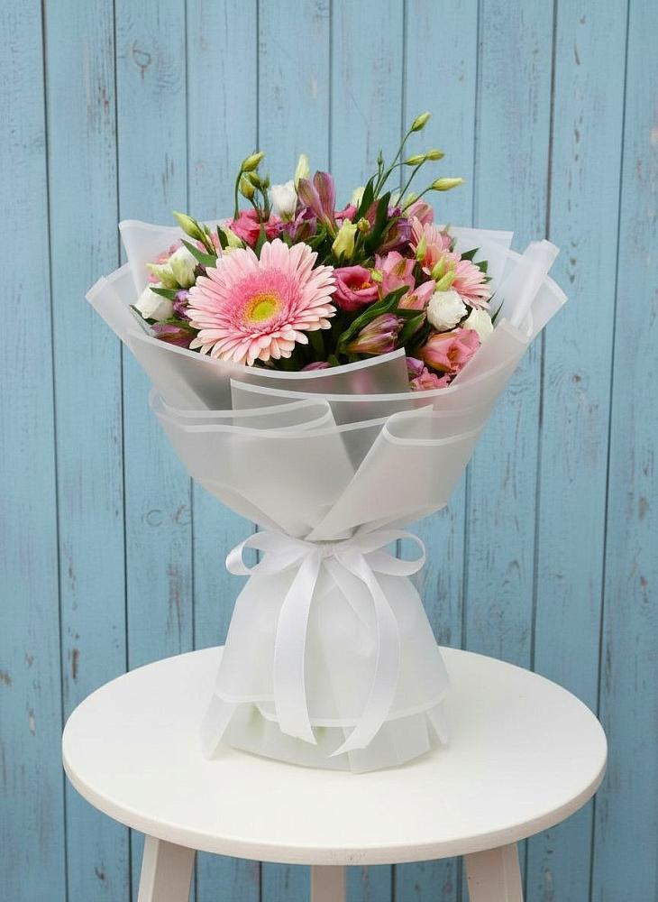 Букет цветов из: Герберы, Альстромерии и Лизиантусы в Мантурове Курской области