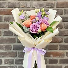 Букет цветов из:  Лизиантусы и Розы в Мантурове Курской области