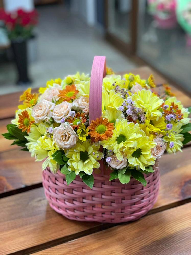 Цветочная композиция из Хризантемы и Розы в корзине в Мантурове Курской области