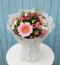 Букет цветов из:  Герберы, Альстромерии и Лизиантусы в Мантурове Курской области