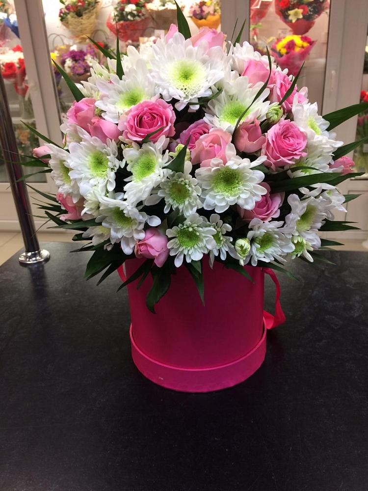 Цветочная композиция из Розы и Хризантемы в шляпной коробке в Мантурове Курской области