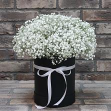 Цветочная композиция из Гипсофила в шляпной коробке в Мантурове Курской области