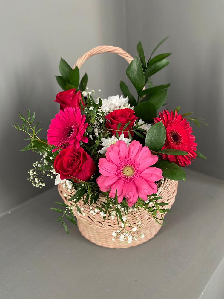 Цветочная композиция из Розы, Хризантемы и Герберы в корзине в Мантурове Курской области