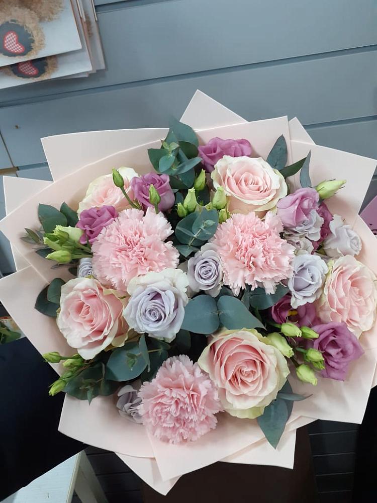 Букет цветов из: Розы, Гвоздики и Лизиантусы в Мантурове Курской области