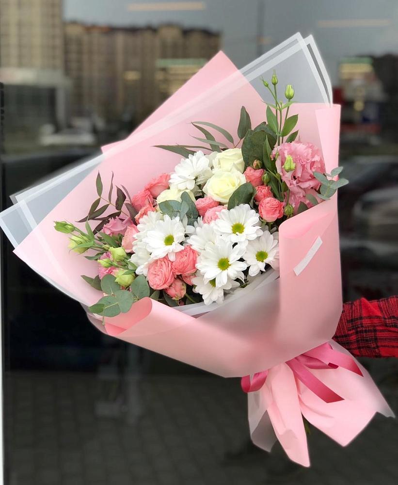 Букет нежный в Мантурове Курской области Букет цветов из: Розы, Лизиантусы и Хризантемы в Мантурове Курской области