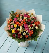 Букет Микс из разноцветных кустовых роз в Мантурове Курской области