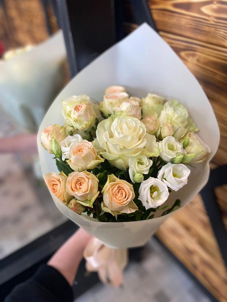 Букет цветов из: Розы и Лизиантусы в Мантурове Курской области